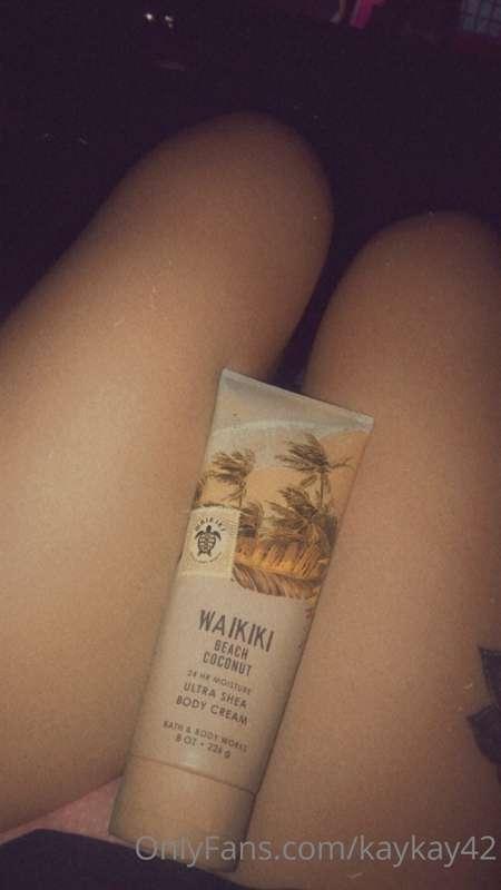 I need daddy to lotion me up & give me a massage 😩😩💆‍♀️