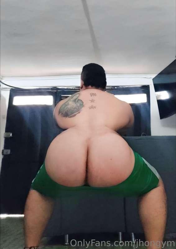 Sostengo en sentadilla hasta que me hagas tuyo!🍑🔥

I hold in..