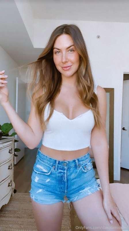 Like my outfit?  Message me for a surprise 😻💋