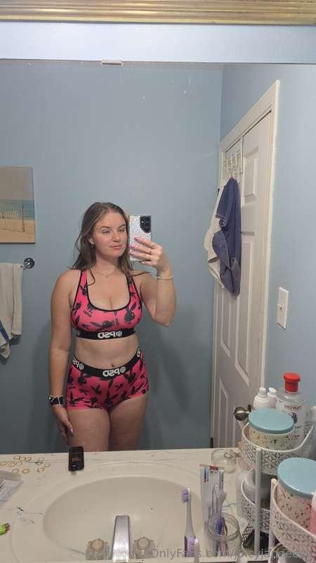 Happy Friday 😘 new fall fit try on haul coming today annnnnd..