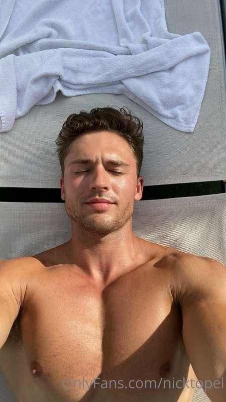 Summer bronzin’, had me a blast 🤎💥