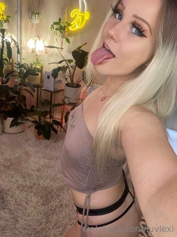 I’m online! Come hang out with me 😚 lexiluv.live