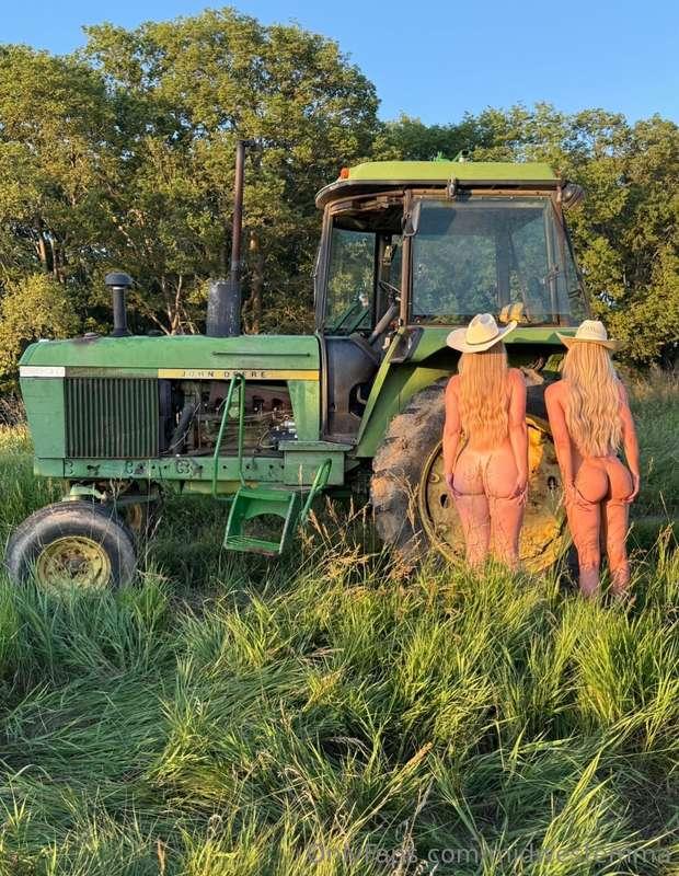 Two blondes, one tractor ( @taylorbreesey )