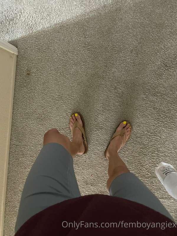 Yellow toenails and rainbow slippers 💛