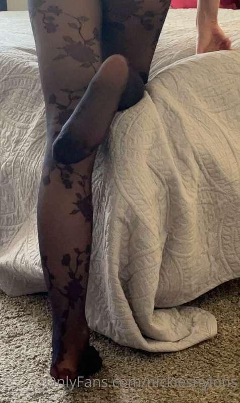 nickiesnylons image #0