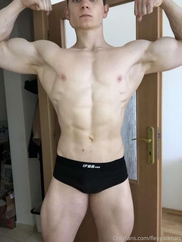 Posing in BB underwear!  Warning its so hot💪