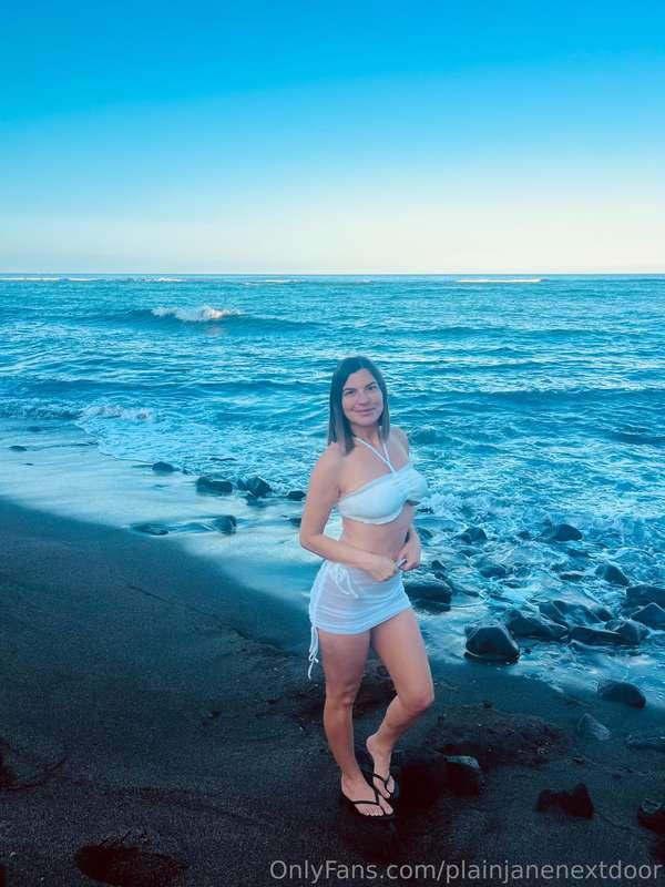 Ever had sex on the beach? 😈 Let's go for it 💦