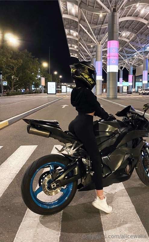 A bike ride through the city at night is a special pleasure ..
