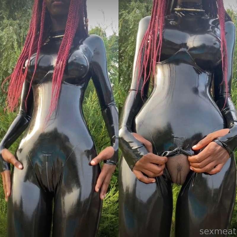 I love spreading the one and only zipper on this latex catsu..