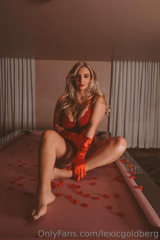 Happy V day 😍🌹 I hope you treat me right today