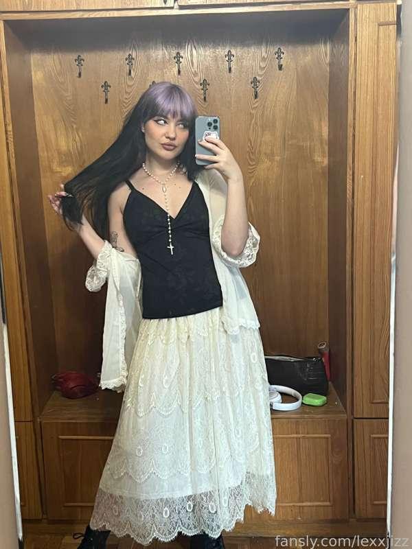 guess if i’m wearing any panties with this skirt:) 
that was my outfit for the grocery shopping🍓

#outfit #egirl #altgirl #longskirt #girlnextdoor #lifestyle #life #blog #prettyface #gfe 