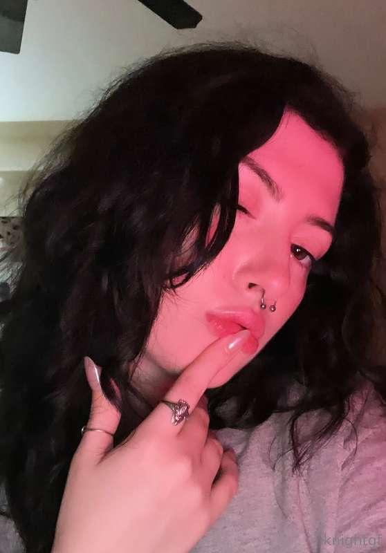 who wants peach pics in their dms?? 🤔