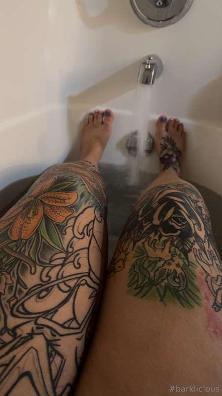 What's missing between these thicc thighZz?😁