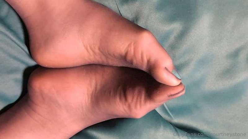 Feet tickled in nylons for the code.(Self-Tickling)