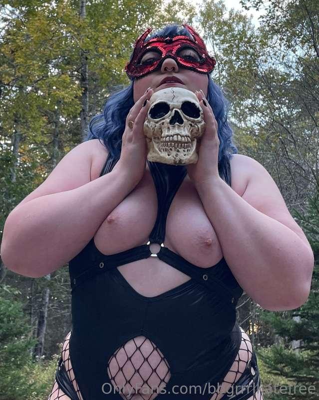 Spooky season is finally here 🖤