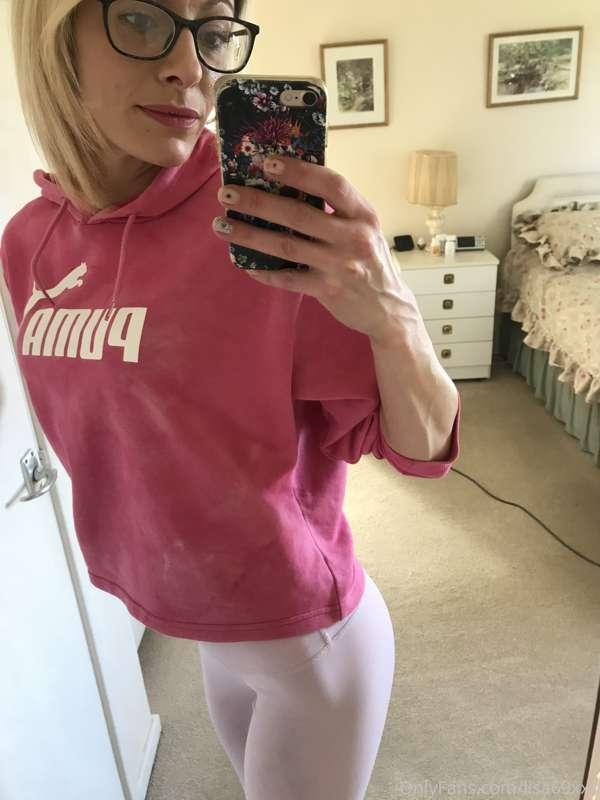 Tight pink leggings 💕💕