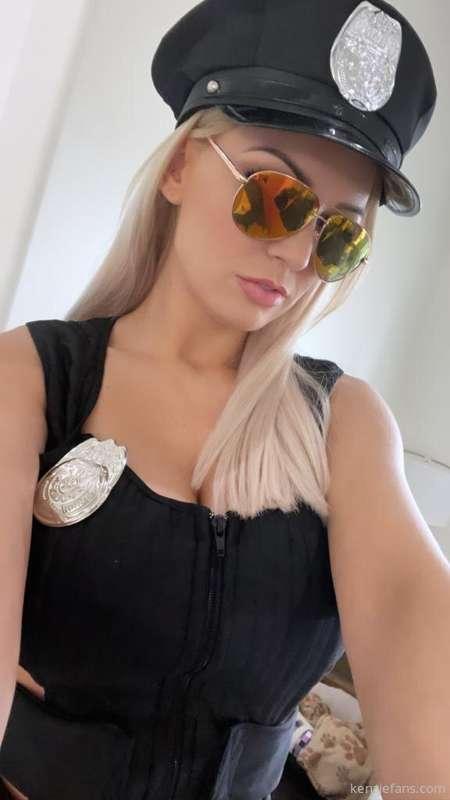 𝕆𝕗𝕗𝕚𝕔𝕖𝕣 𝕂𝕖𝕟𝕫𝕚𝕖 here to do a strip search 👮🏼‍♀️😈