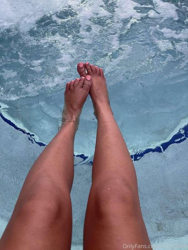 Feet pics in the jacuzzi for my foot lovers 😌