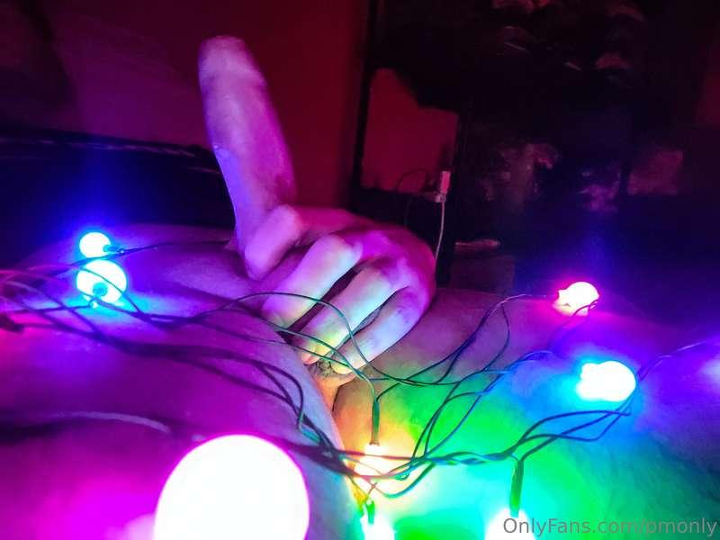 Mientras armaba mi arbolito navideño me enrede entre las luc..