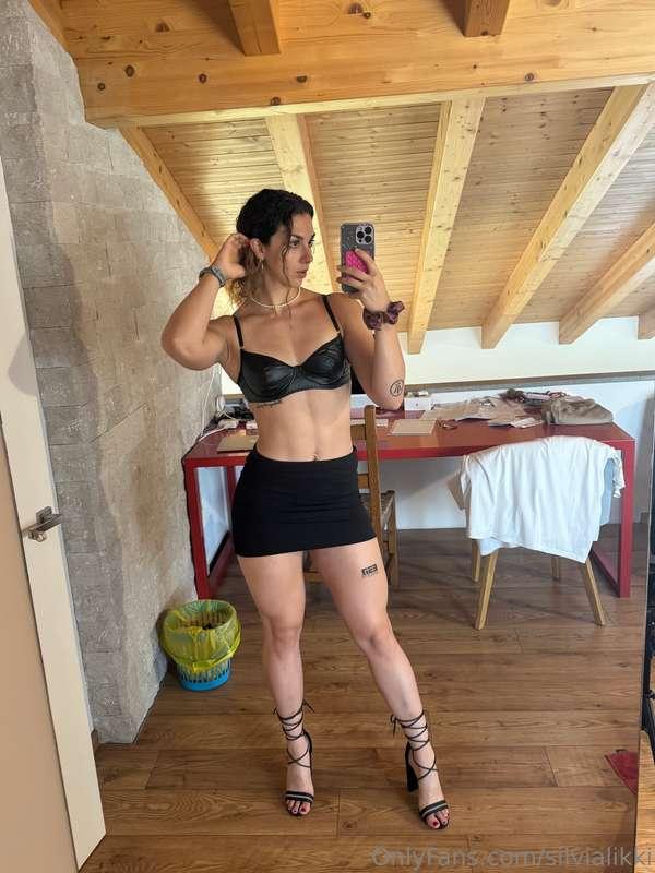 Che dici di questi tacchi e smalto rosso? 
