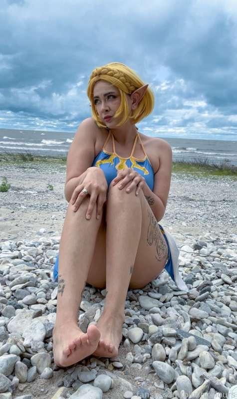 Here are some more cute pictures of me as Zelda 🥺 
Have i mentioned how much i love being her??

I think in the near future i want to do a video as Zelda, maybe a pov blowjob video, i have the most perfect toy to use!


#fyp #cosplay #cosplayer #dressup #swimsuit #beach #anime #egirl #zelda #totk #botw #blonde 