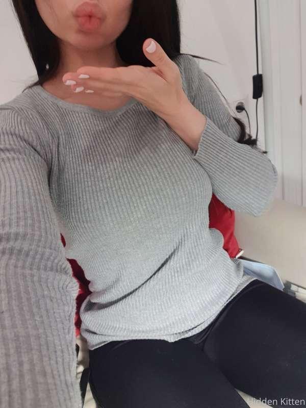 Sending you a kiss from  a beaty salon. New nail color (just..