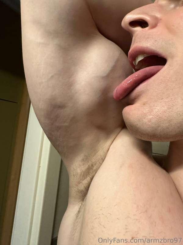 Lick that fucking bicep😋💪