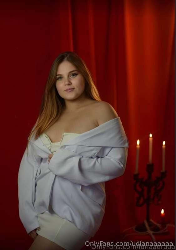 This pretty babe @lunaauraaa is crazy about how you can poss..