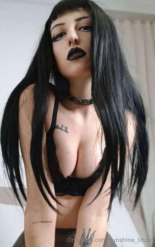 The hottest goth girl @angelinadark🌶just started her sex lif..