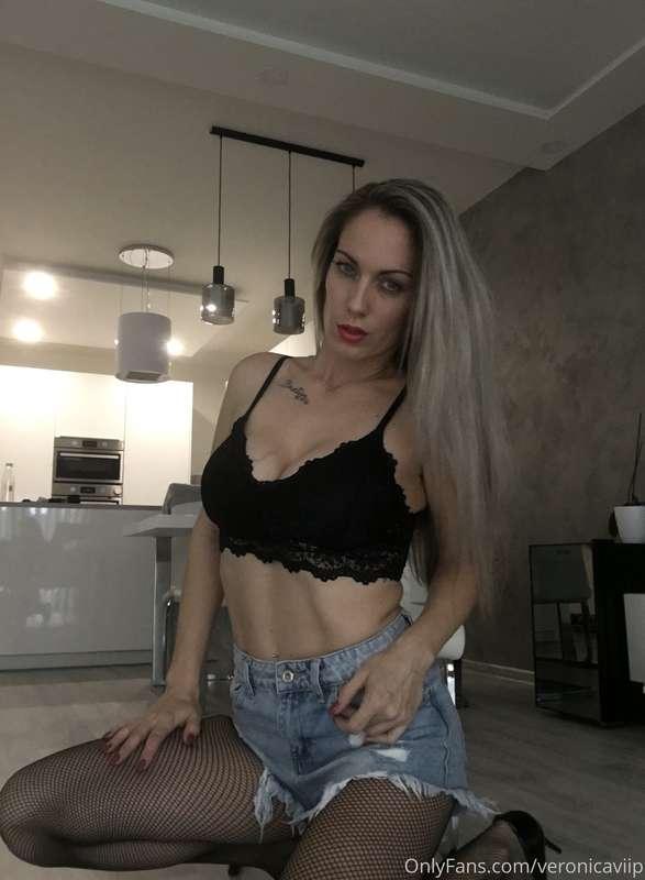Is there anyone as horny as I am right now !?? 😜
