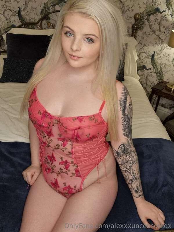 Guess what I’m not wearing underneath this 😈