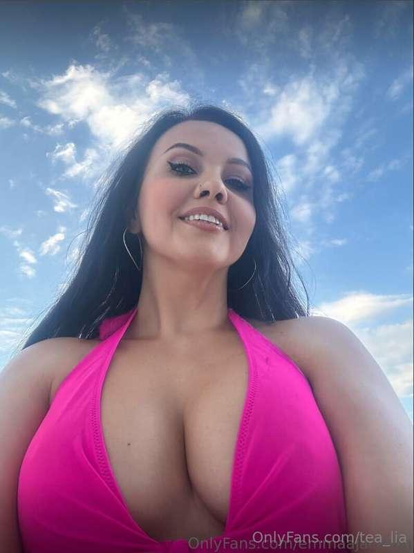 ## СAN YOU BE THE ONE TO CUM 💦 ON MOMMY @emmaajackson HOT BO..