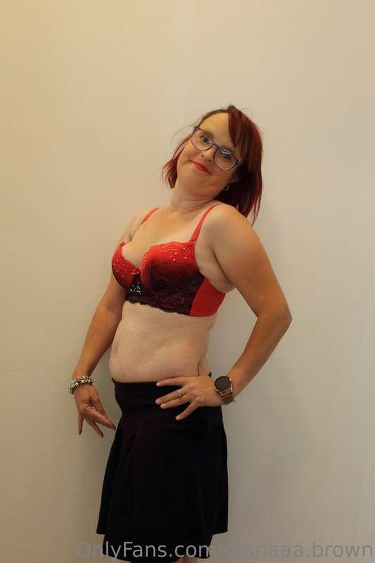 Every time i wear red at work, I'm thinking extra naughty 🥵