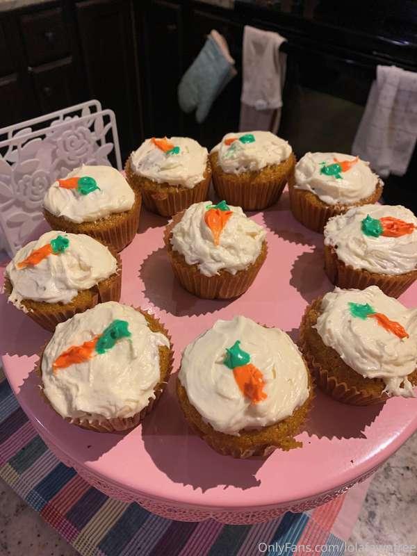 I just posted nudes with one of my cupcakes lol 🧁🤤

onlyfans..