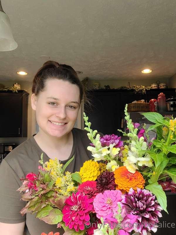 Here's a freebie to brighten your Friday! 🌷😄 Flower harvest ..