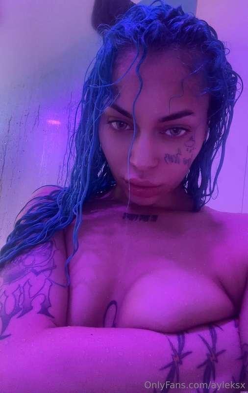 SHOWER LIVE tomorrow at 4pm PST ⛈️💙💦