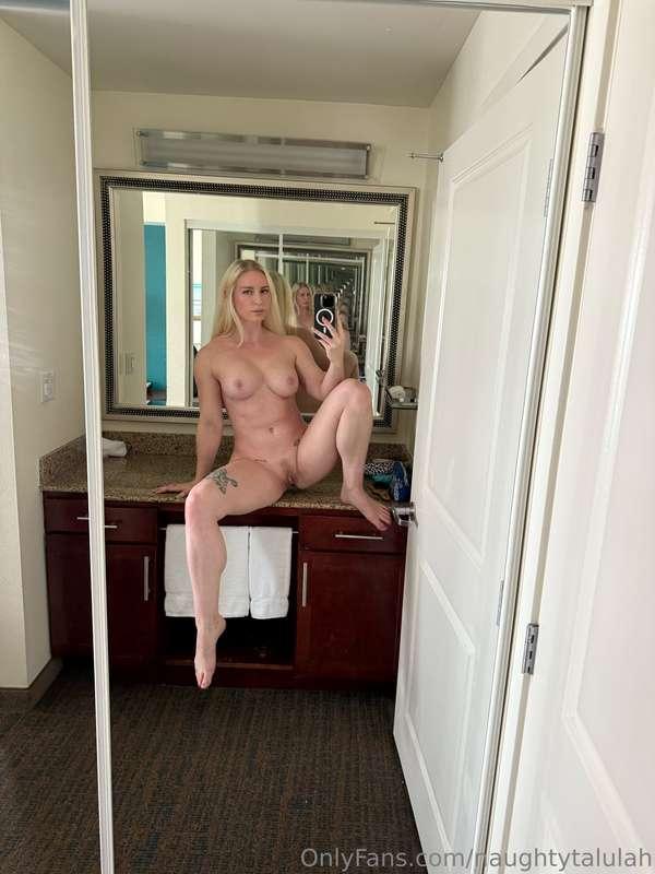 Get your ass in my DMs and sext with me!