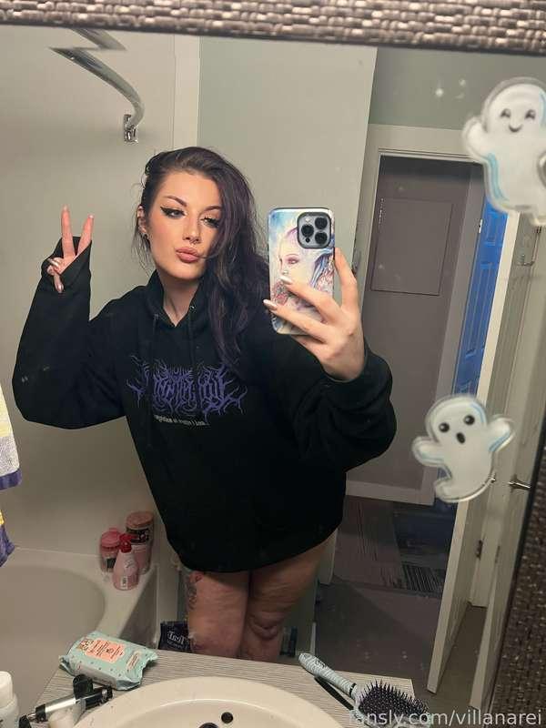 Messy hair vibes after stream last night ✨

#fyp #goth #gothgirl #alternative #altgirl #purplehair #eyeliner #messyhair #hoodie #tall #tallgirl