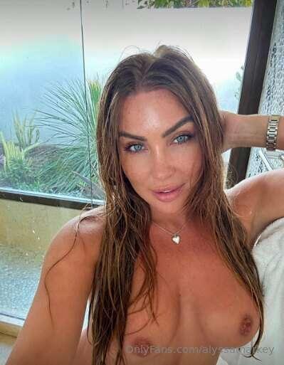 Guys my hot friend @bonnielocket  is back on OnlyFans and is..