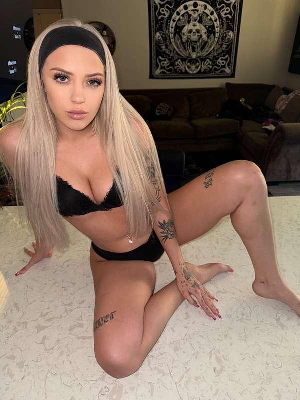 I love getting on my knees🤫🩷