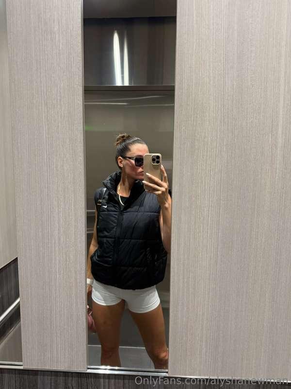 errands + mirror = fire selfie 🙈😏