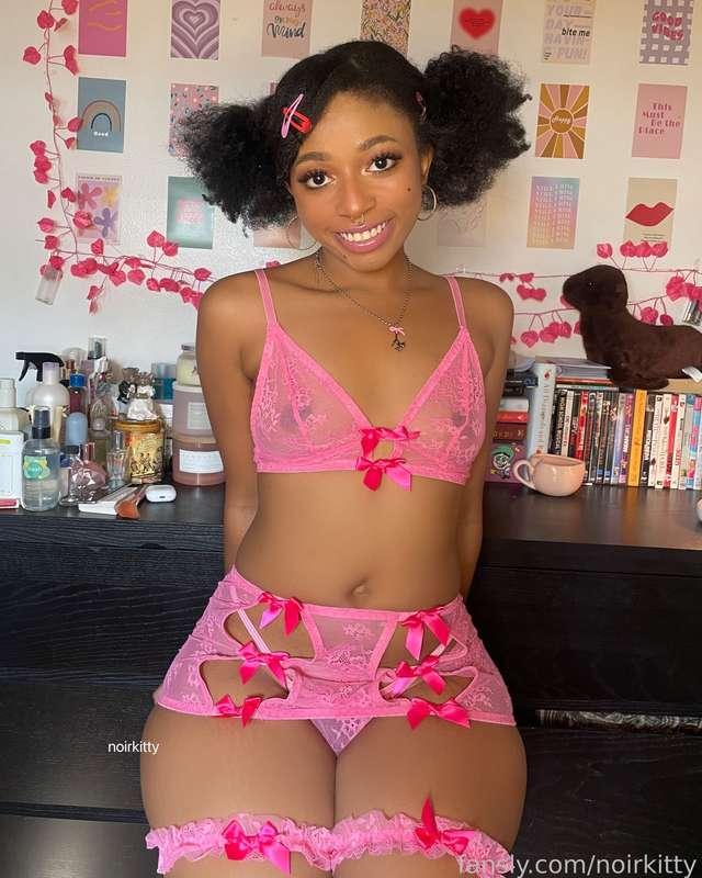 i look like i taste like pink bubble gum hehe 💕💕

#ebony #lingerie #petite #valentinesday
