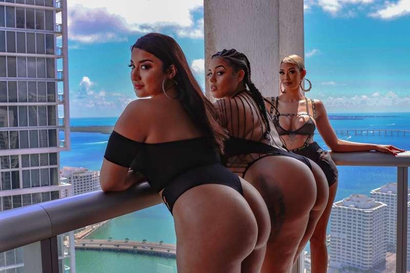 @raquelsavage got the strap out and @veronicasantos and I de..