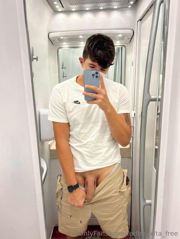 Need a hand or a mouth right here 😇