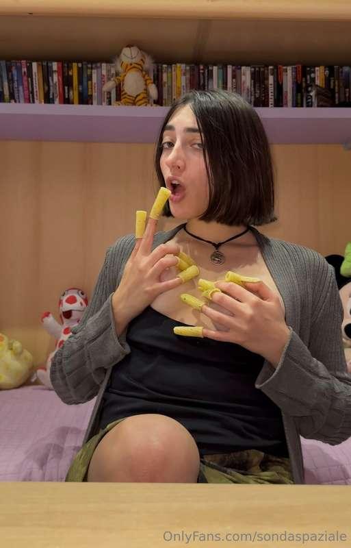 mangio la pasta sulle dita in modo provocante e strano(con g..