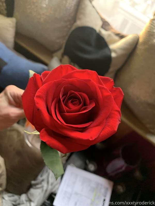 Here’s a rose for you...have a beautiful weekend everyone 😘😘