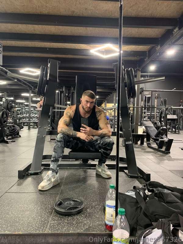Getting a little pump on 😝😝😝😝