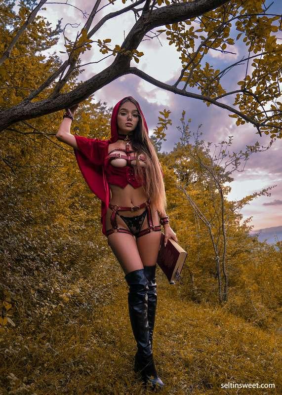 Halloween image of 2022!🎃Red Riding Hood is my visualization..