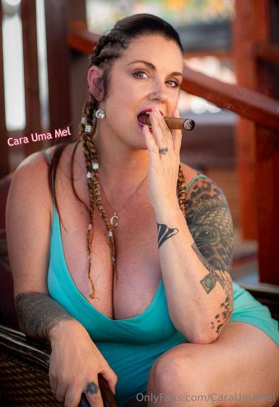 watch me suck on this thick cigar,,,,@CaraUmaMel 