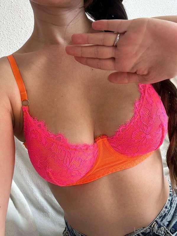 Honey, does it look good on me? I think this color really su..